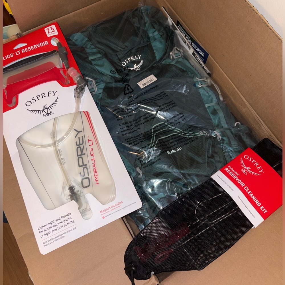 OSPREY Eja 38 Women’s XS/S Backpack plus 2.5L Water Reservoir and Cleaning Kit - Picture 5 of 5